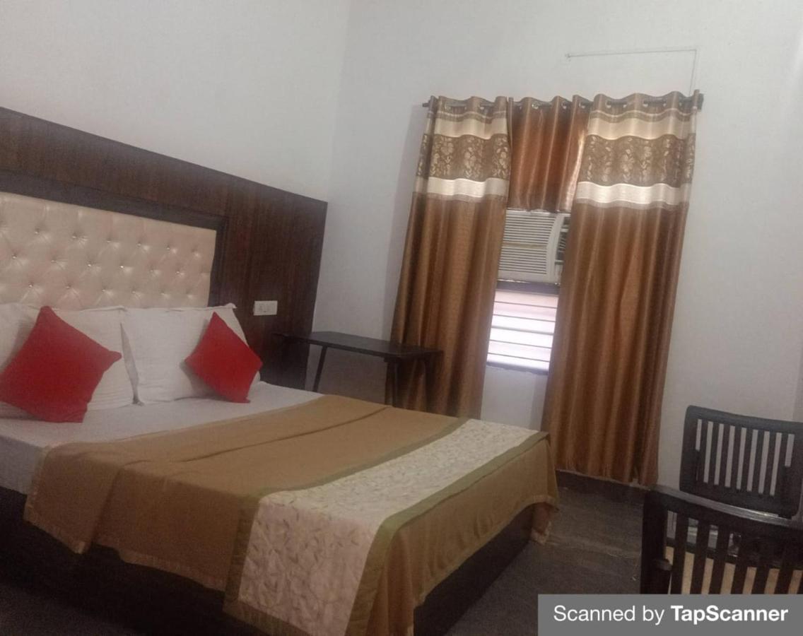 Hotel Shivjot Kharar Екстериор снимка